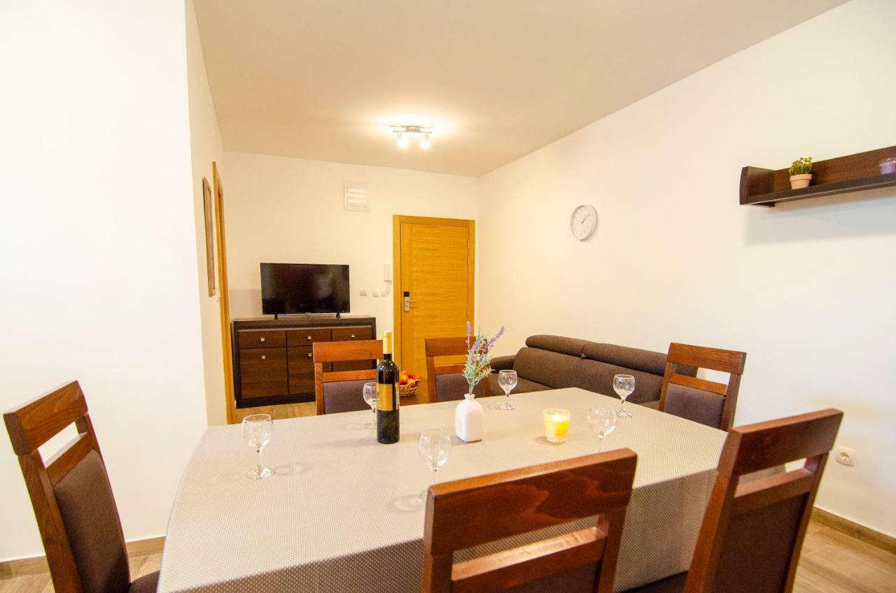 Apartments Sara 4 Bol Luaran gambar