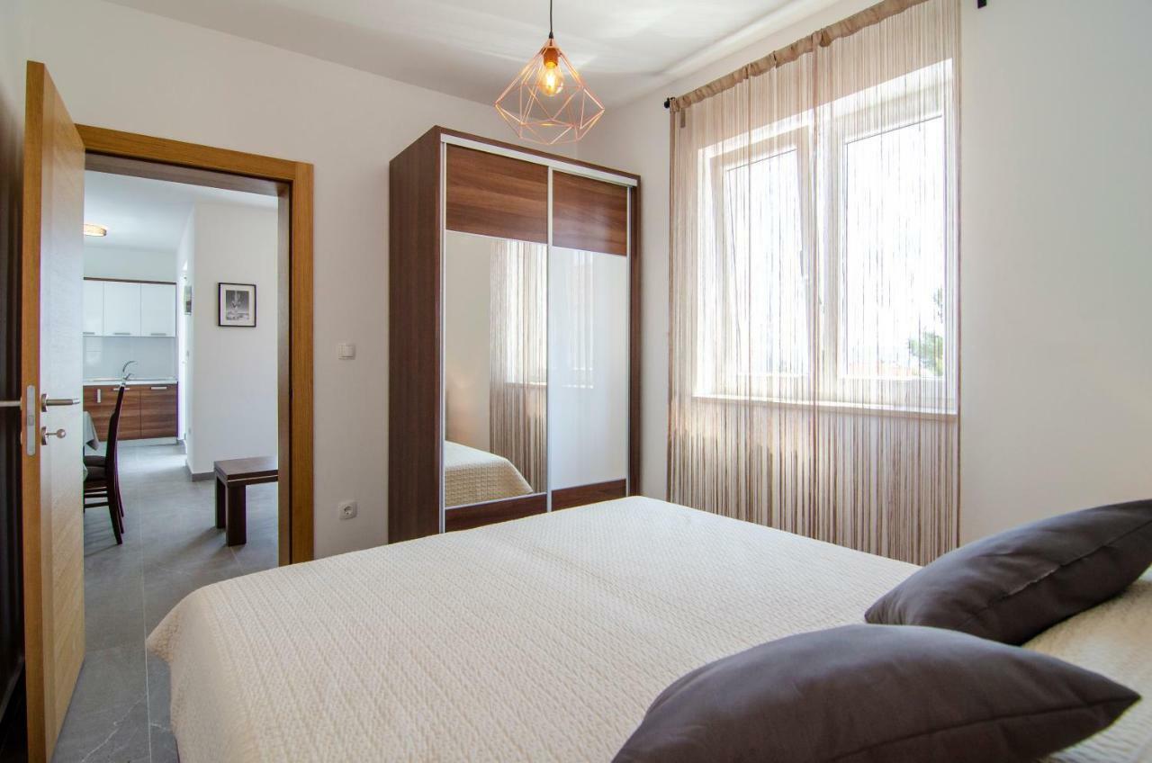 Apartments Sara 4 Bol Luaran gambar