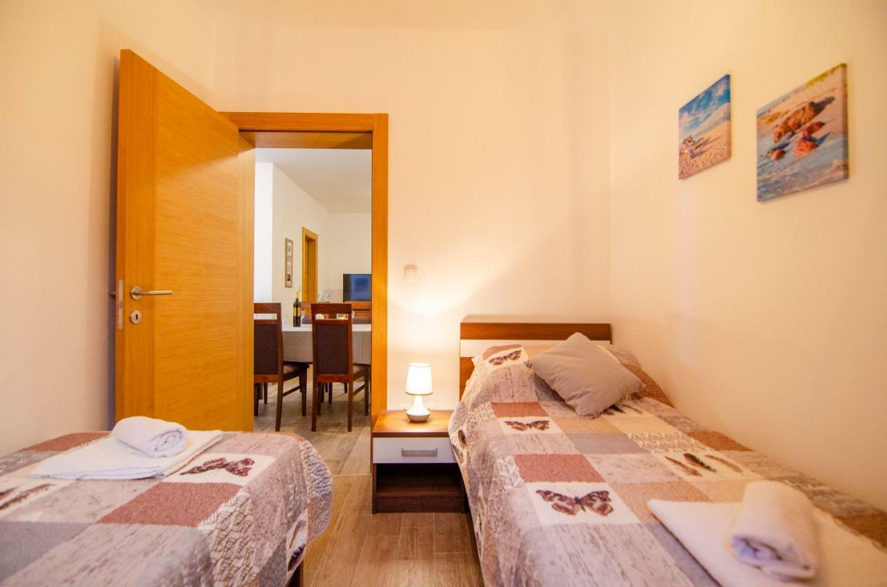 Apartments Sara 4 Bol Luaran gambar
