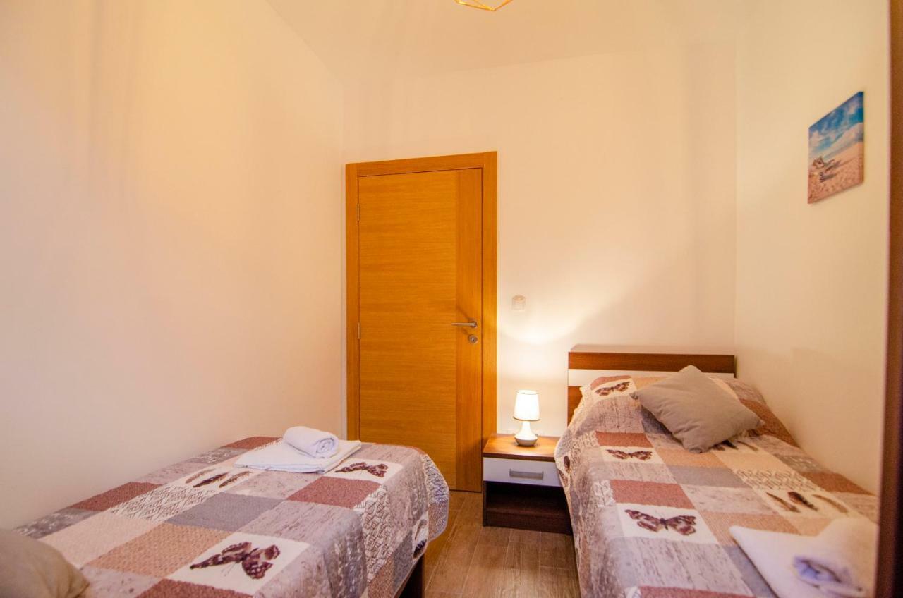 Apartments Sara 4 Bol Luaran gambar