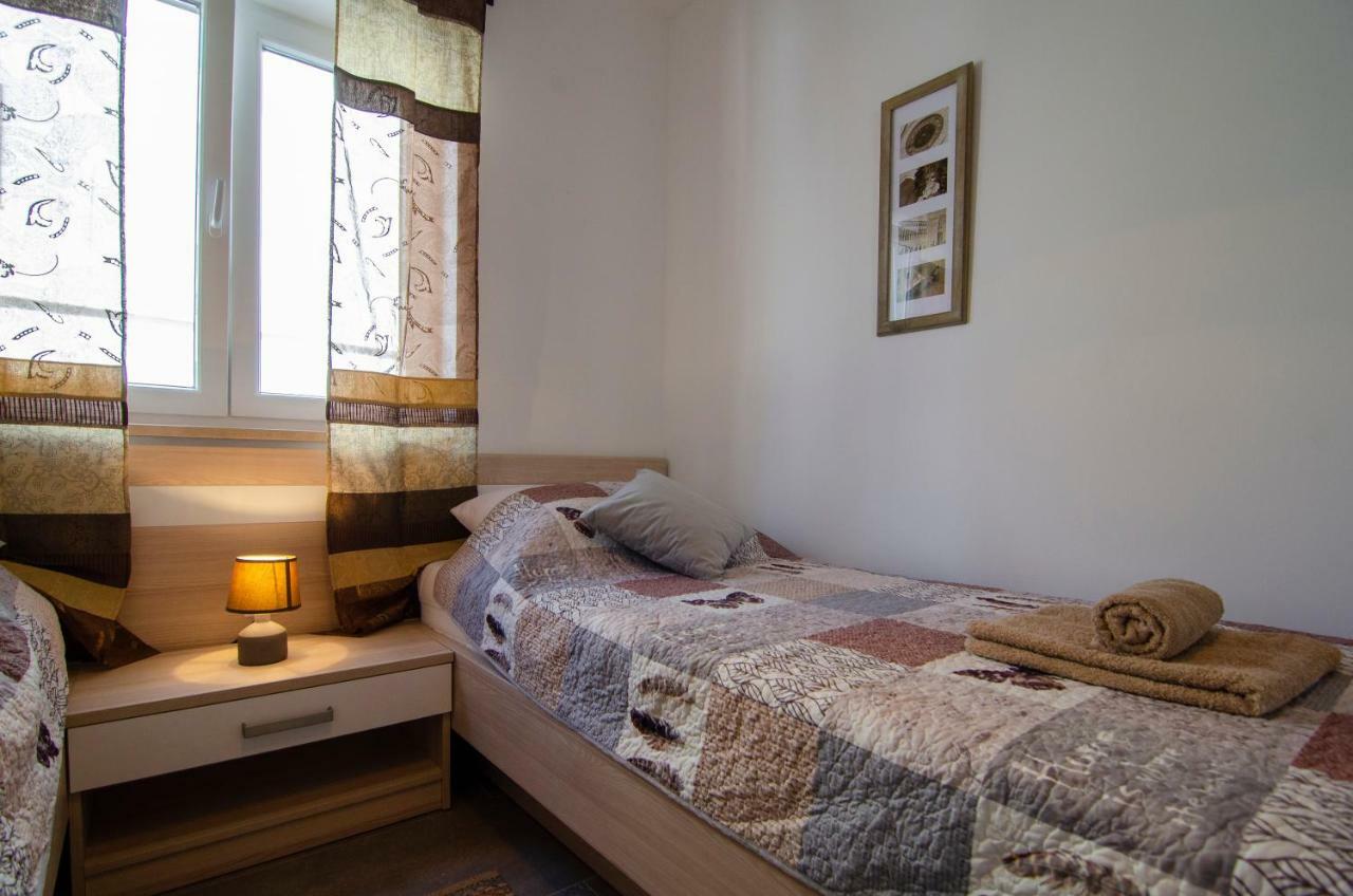 Apartments Sara 4 Bol Luaran gambar