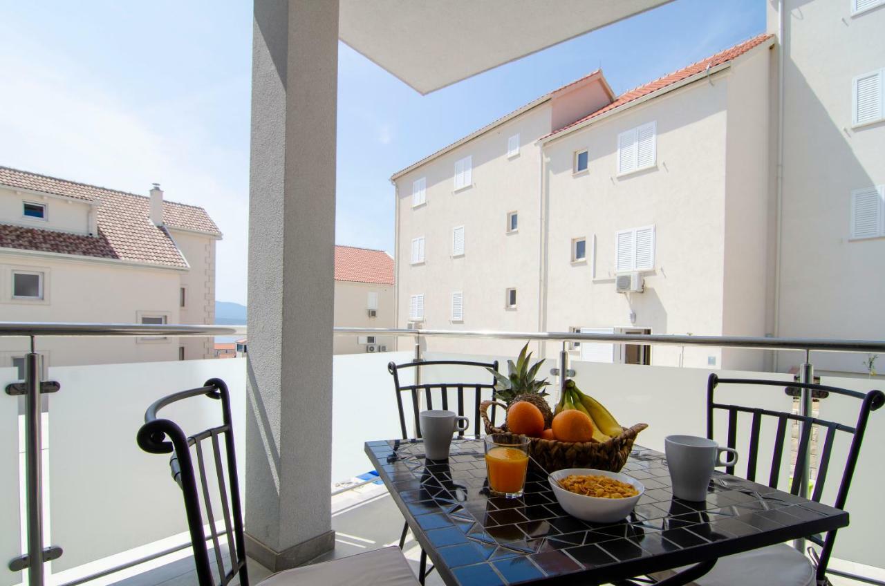 Apartments Sara 4 Bol Luaran gambar